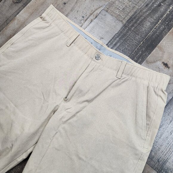 Mens Under Armour size 40 Vented Beige Loose Heat Gear Flat Front Golf Shorts - Picture 5 of 9